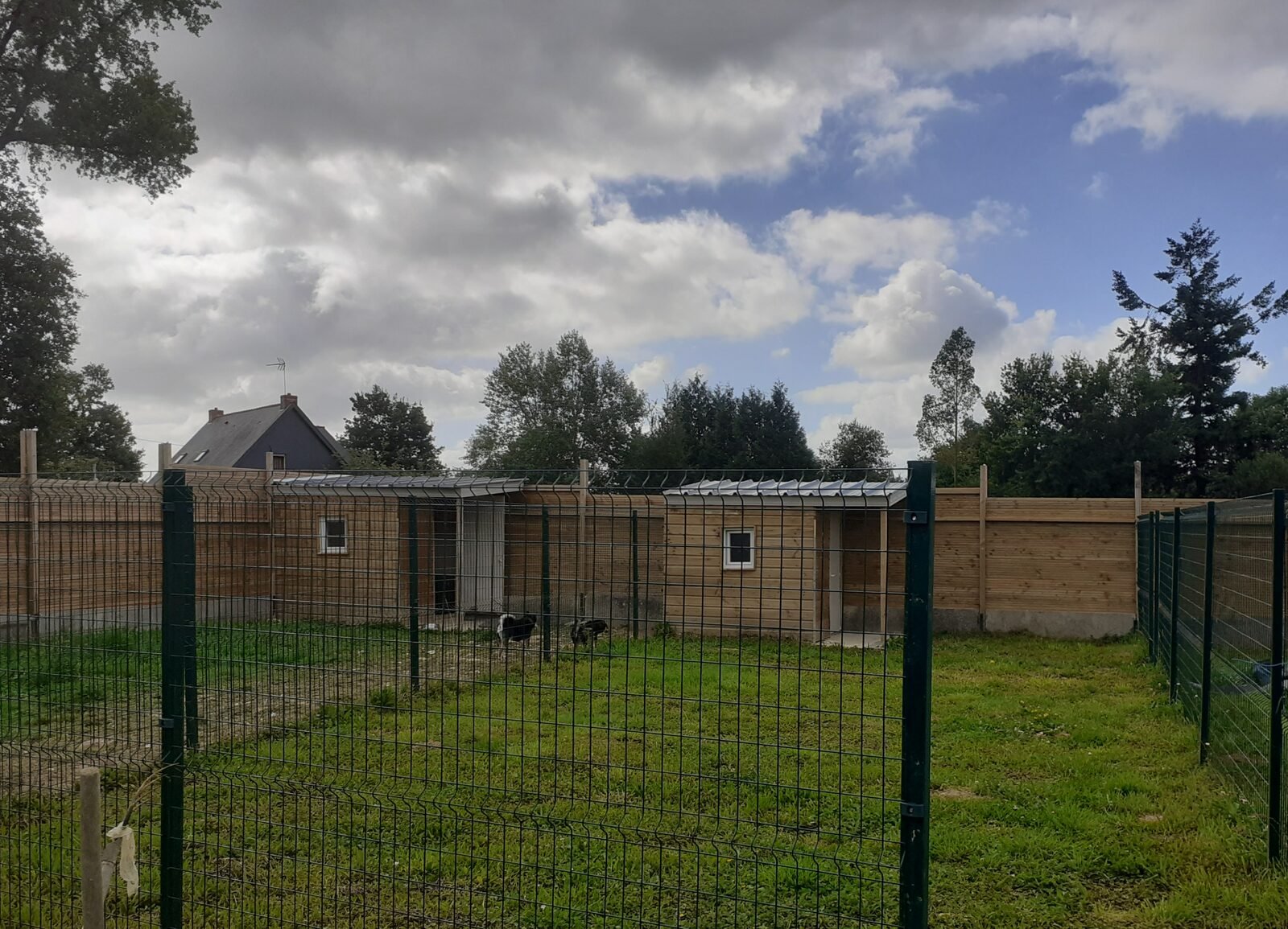 Parcs et bâtiments de pension de l'Élevage Shiba de Treheu